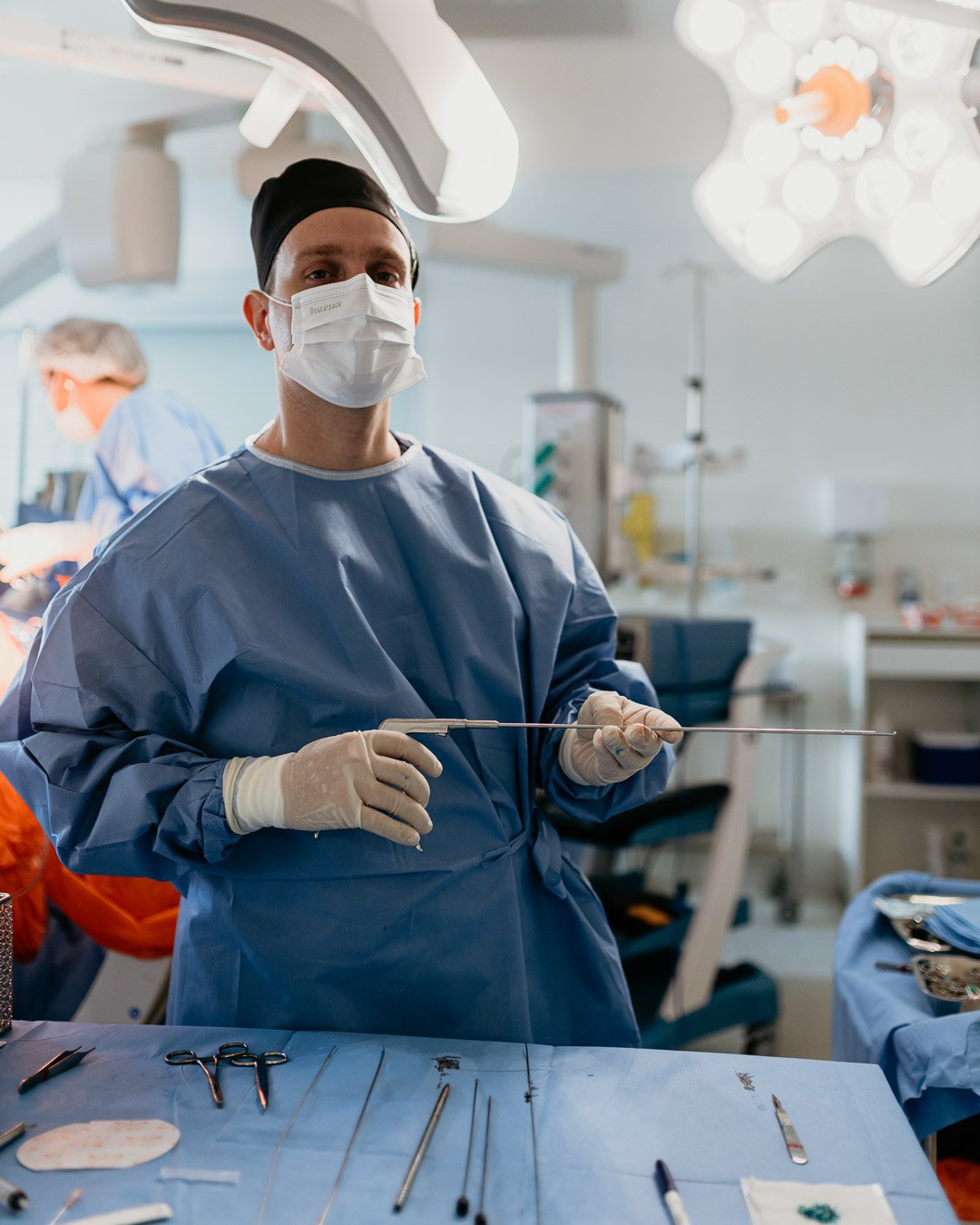 Dr. William Feijó com instrumento utilizado em cirurgia minimamente invasiva da coluna